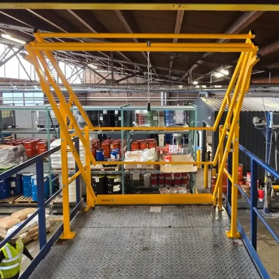 Variogate-18-pallet-gate-on-a-tight-and-high-pallet-loading-area-4-meters-high